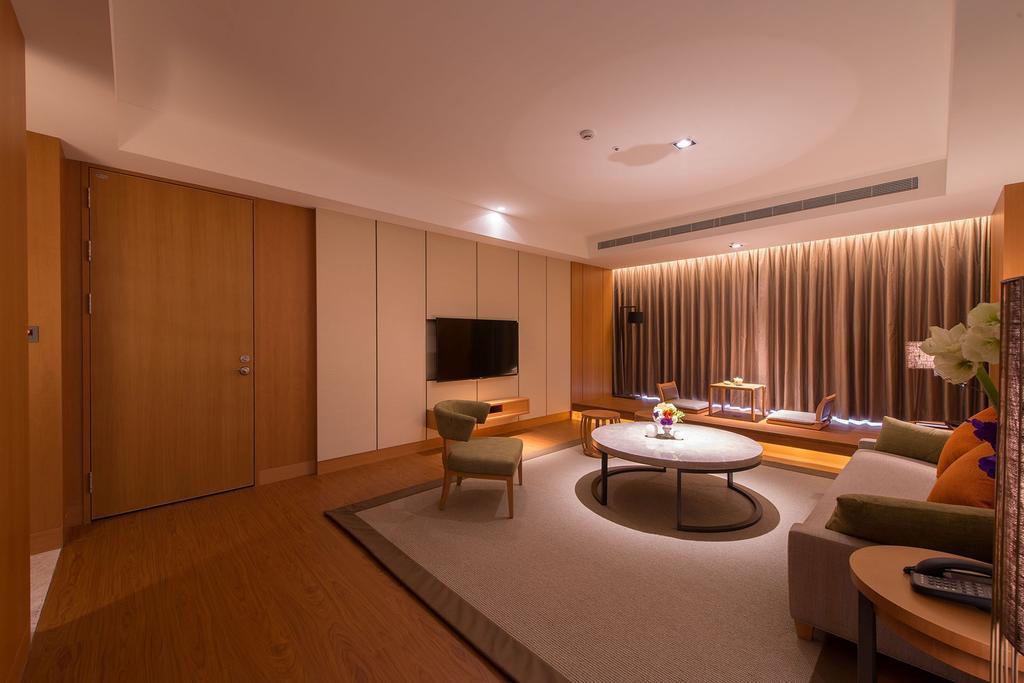 Golden Lake Hotel Цзинху Екстериор снимка