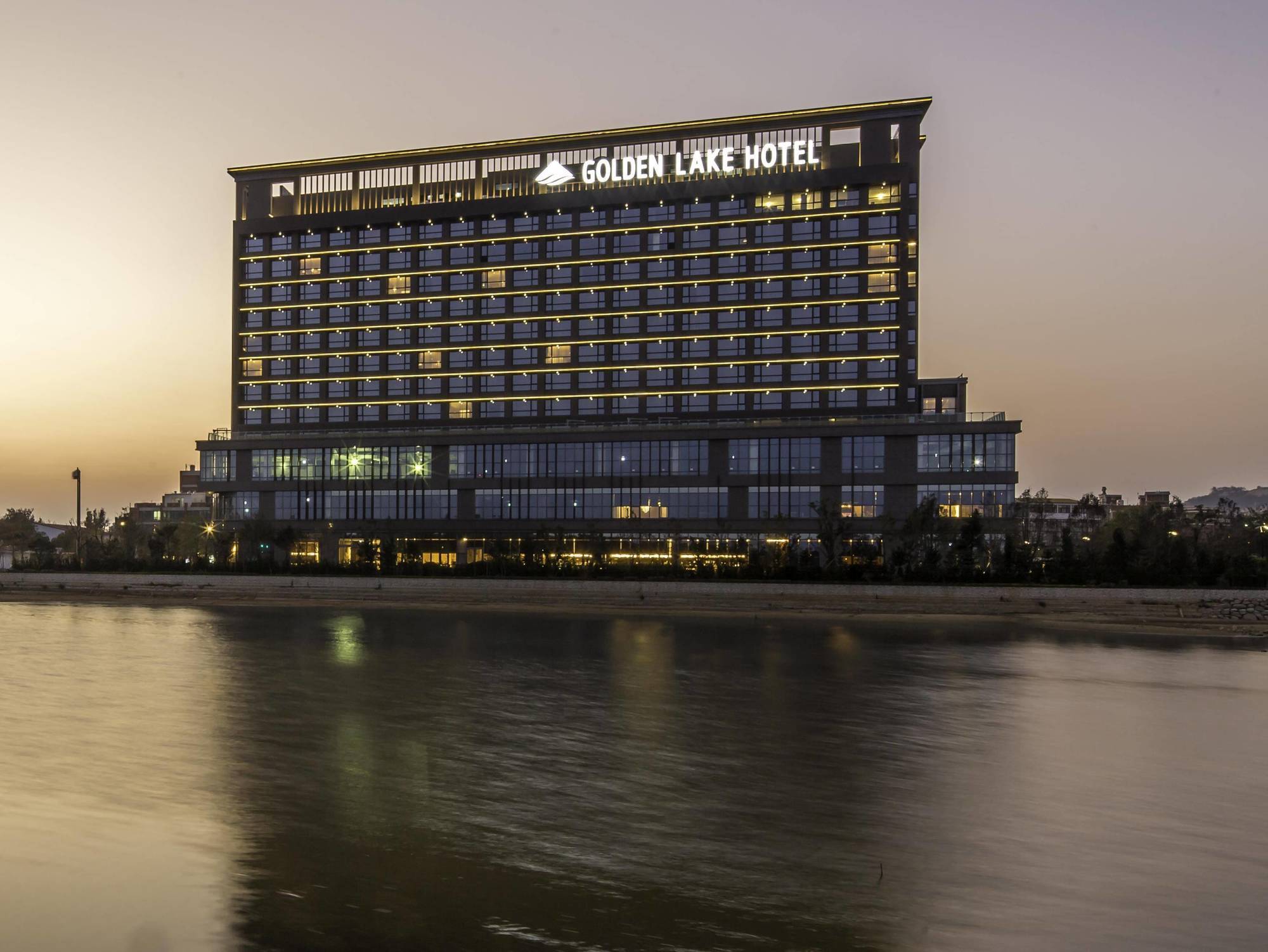 Golden Lake Hotel Цзинху Екстериор снимка